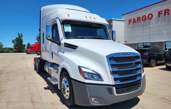 2025 Freightliner Cascadia 126 72″ XT Mid Roof with Roof Fairing Sleeper #175118