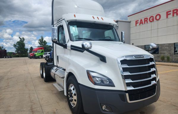 2025 Cascadia 126 Day Cab with Roof Fairing #175064