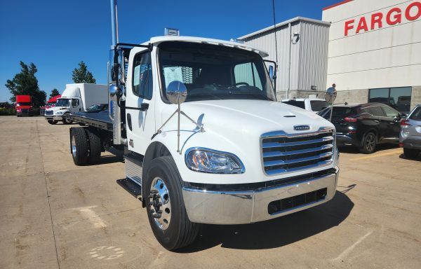 2025 Freightliner M2 106 20′ Flatbed with Hoist #175236