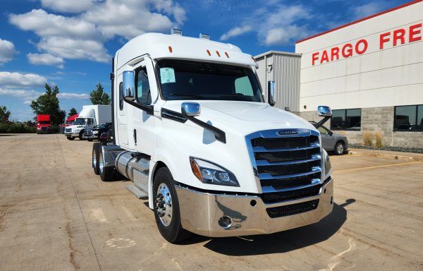 2025 Freightliner Cascadia 126 48″ XT Mid Roof Sleeper #175214