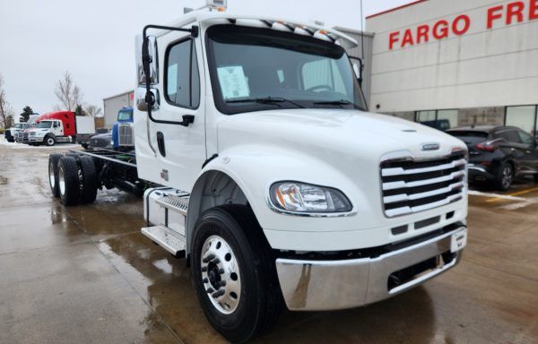 2025 Freightliner M2 106 Extended Cab #175946